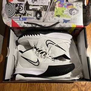 Kyrie VII (never worn)